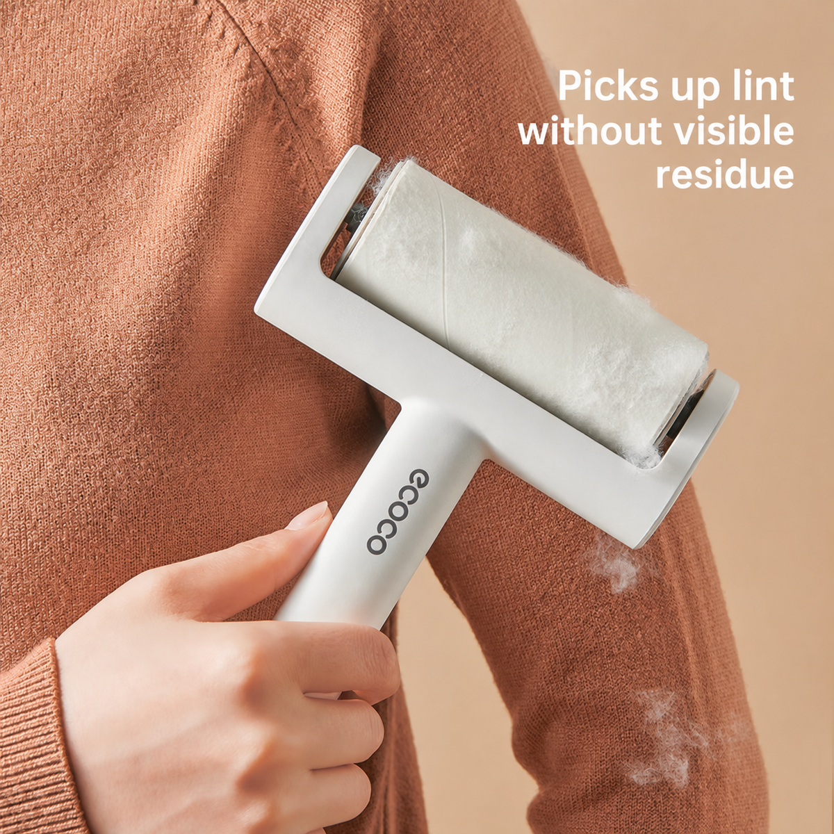 ECOCO 16 cm lint roller picking up lint from a brown garment